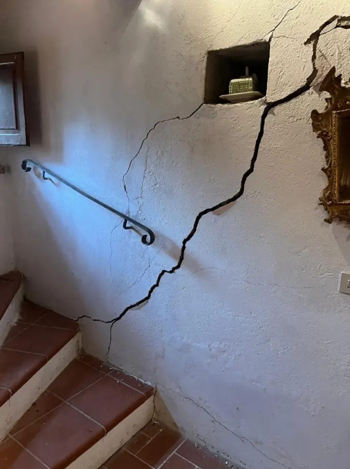 Interior wall crack repair and consolidation in Villanova, Marsciano (PG) - Giovanni Bibaj Renovations (1)