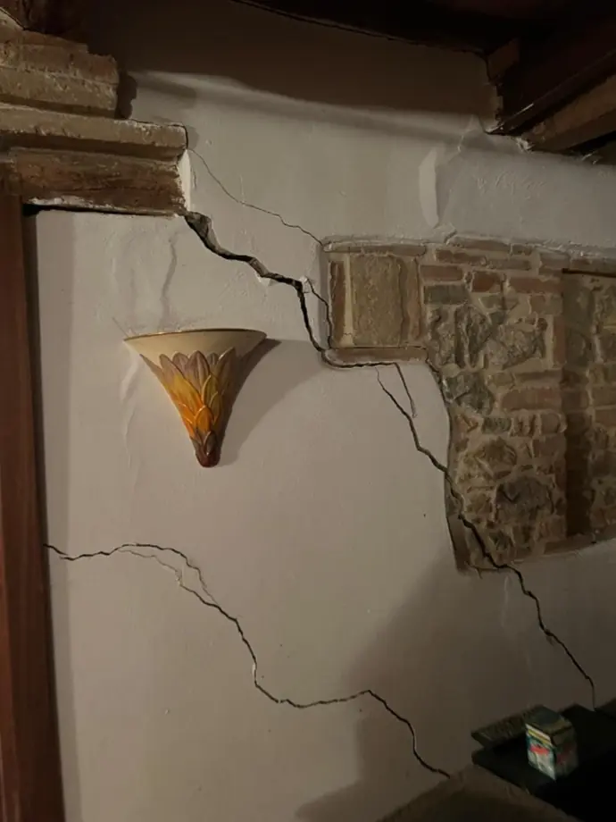 Interior wall crack repair and consolidation in Villanova, Marsciano (PG) - Giovanni Bibaj Renovations (2)