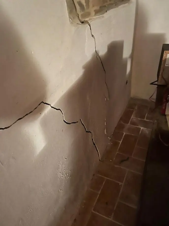 Interior wall crack repair and consolidation in Villanova, Marsciano (PG) - Giovanni Bibaj Renovations (3)