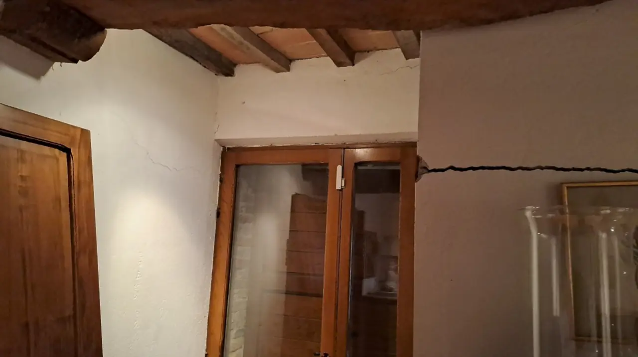 Interior wall crack repair and consolidation in Villanova, Marsciano (PG) - Giovanni Bibaj Renovations (4)
